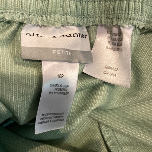 Alfred Dunner light green corduroy look slacks size 18P - Picture 4 of 5